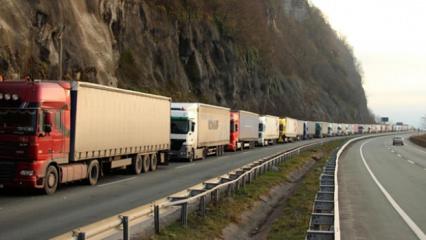 Sınır kapısındaki kriz sürüyor: Türk TIR'ları geçiş yapamıyor! 