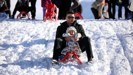 Zigana&rsquo;da horonlu-halaylı kar sevinci