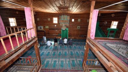 126 yıllık &ccedil;ivisiz cami zamana meydan okuyor