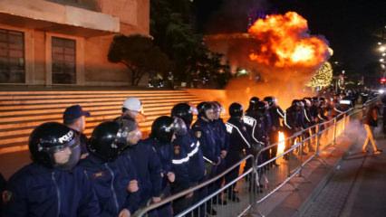Başbakanlık ofisine molotoflu saldırı! Arnavutluk'ta protestolar b&uuml;y&uuml;yor