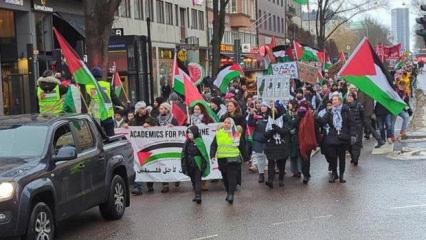 İsve&ccedil;'te ateşkesi ihlal eden İsrail protesto edildi
