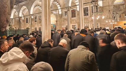 Mukaddes &uuml;&ccedil; aylar, Ey&uuml;psultan Cami'nde dualarla karşılandı