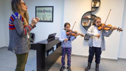 &Uuml;mraniye&rsquo;de m&uuml;zik hi&ccedil; susmuyor: Akademide 784 &ouml;ğrenci eğitim alıyor