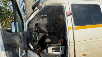 Antalya'da korkutan kaza: Yolcu minib&uuml;s&uuml; direğe &ccedil;arptı!