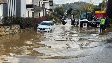 Bodrum'da sağanak caddeyi g&ouml;le &ccedil;evirdi: Bir evin istinat duvarı &ccedil;&ouml;kt&uuml;!