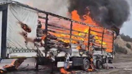 Bolu'da kağıt y&uuml;kl&uuml; tırın dorsesi alevlere teslim oldu