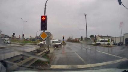 B&uuml;y&uuml;k&ccedil;ekmece'de kırmızı ışık ihlali kazaya neden oldu; &ccedil;arpışma kamerada