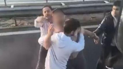 Emniyet şeridine giremeyen s&uuml;r&uuml;c&uuml; diğer aracı yumrukladı