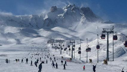 Erciyes'te hafta sonu pistler kayak severlerle doldu