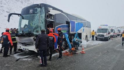 Erzincan'da yolcu otob&uuml;s&uuml; tıra &ccedil;arptı: Yaralılar var