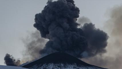 Etna Yanardağı&rsquo;nın volkanik faaliyeti devam ediyor