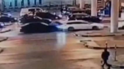 G&uuml;mr&uuml;k memuru iki aracın arasına sıkıştı: &Ouml;l&uuml;mden d&ouml;nd&uuml;!