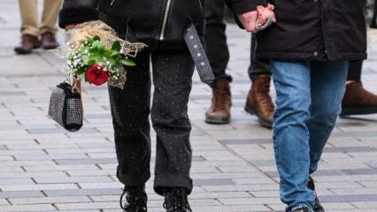 İsimsiz &ccedil;i&ccedil;ek g&ouml;nderen koca yandı: Yargıtay&rsquo;dan, eşini deneyen adama tazminat şoku