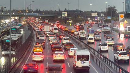 İstanbul&rsquo;da sabah &ccedil;ilesi! Trafik yoğunluğu y&uuml;zde 85'e &ccedil;ıktı
