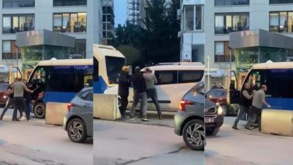 Kadık&ouml;y&rsquo;de trafikteki sopalı kavga kamerada