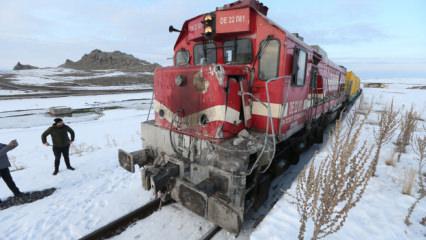 Kars'ta korkun&ccedil; tren kazası: Kamyon s&uuml;r&uuml;c&uuml;s&uuml; &ouml;ld&uuml;!