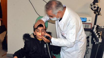 Kaşıntı şikayetiyle hastaneye giden Emirhan'ın burnundan &ccedil;ekirdek ve pipet par&ccedil;ası &ccedil;ıktı