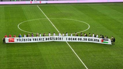 Kocaeli - Erzurum ma&ccedil;ında takımlar 'Filistin' pankartıyla sahaya &ccedil;ıktı