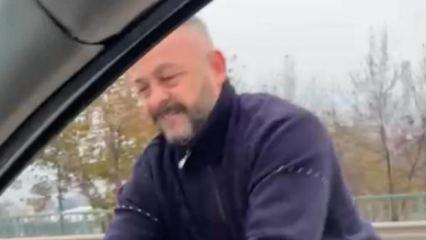 Meclis &uuml;yesini sıkıştırıp, aracı yumrukladı! Saldırı anı kamerada!