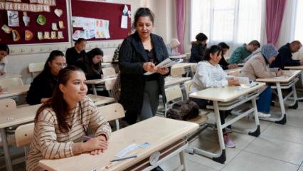 &Ouml;ğrenciler dışarıda, veliler sınavda