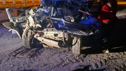 Otomobil, park halindeki TIR&rsquo;a &ccedil;arptı: &Ouml;l&uuml; ve yaralı var