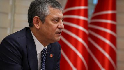 Mezar başında rakı i&ccedil;en &Ouml;zg&uuml;r &Ouml;zel fetva vermeye kalktı: Yılbaşı bileti kumar sayılmaz