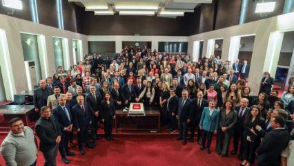 &Ouml;zg&uuml;r &Ouml;zel'den partide yeni yıl kutlaması