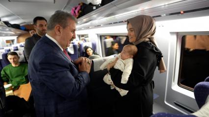 Regaip Kandili&rsquo;nde Destici&rsquo;den YHT&rsquo;de anlamlı jest