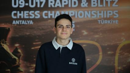 Satran&ccedil; b&uuml;y&uuml;kustasından odaklanma taktiği: Eliyle g&ouml;z &ccedil;evresini kapatıyor