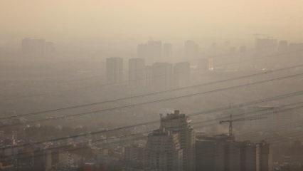 İran'da hava kirliliğinden g&ouml;z g&ouml;z&uuml; g&ouml;rm&uuml;yor: Ma&ccedil;lar ertelendi