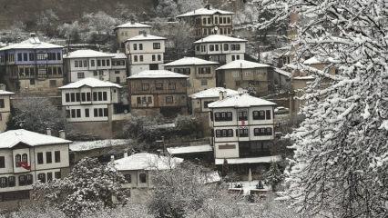 Tarihi konaklar beyaza b&uuml;r&uuml;nd&uuml;! Osmanlı kentinden manzaralar