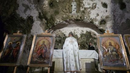 Hatay'da Noel ayini d&uuml;nyanın ilk mağara kilisesinde yapıldı