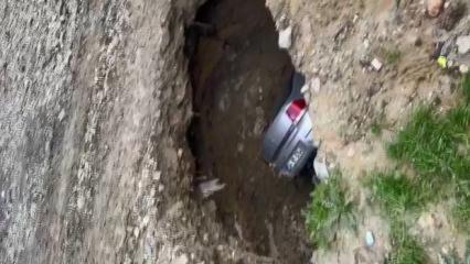 İstanbul'da şaşkına &ccedil;eviren olay: Obruklar oluştu, otomobili yuttu