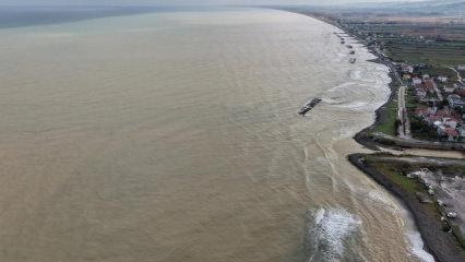 Yağış sonrası denizde şoke eden g&ouml;r&uuml;nt&uuml;! Kahverengiye d&ouml;nd&uuml;
