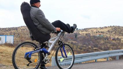 Yatarak s&uuml;r&uuml;len bisiklet tasarladı, polisler durdurdu! G&ouml;renler d&ouml;n&uuml;p bir daha bakıyor!