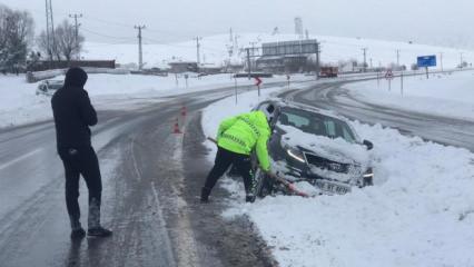 Bitlis'te zorlu kış şartlarında polislerden &ouml;rnek m&uuml;dahale