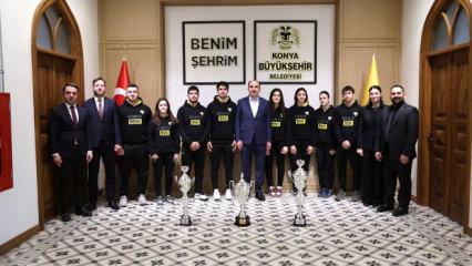 Konya'nın başarılı judocuları kazandıkları kupaları başkan Altay'a takdim etti