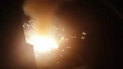 Arnavutk&ouml;y'de elektrik kabloları bomba gibi patladı, mahalleli sokağa d&ouml;k&uuml;ld&uuml;