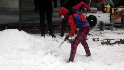 G&ouml;r&uuml;nt&uuml;ler Van'dan: &Ouml;r&uuml;mcek adam kar k&uuml;redi