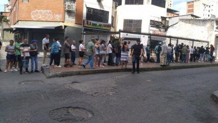 ABD'nin Maduro'yu devirmesine sevinen Venezuelalılar bug&uuml;n kuyruğa girdi!