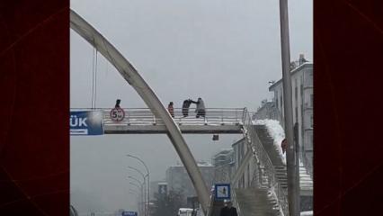 Ara&ccedil;lara kar topu atan &ccedil;ocukları &uuml;st ge&ccedil;itte tekme tokat d&ouml;vd&uuml;