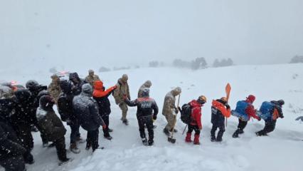 Artvin'deki faciada 3. g&uuml;n! &Ccedil;ığ altında kalan &ccedil;oban aranıyor