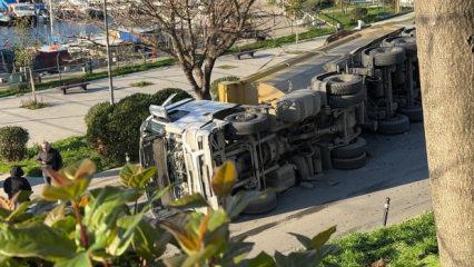 Avcılar'da faciadan d&ouml;n&uuml;ld&uuml;: Tabelaya &ccedil;arpan hafriyat kamyonu devrildi