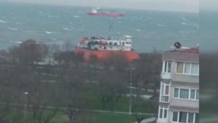 Avcılar'da s&uuml;r&uuml;klenen yakıt tankeri kıyıya 30 metre kala durabildi