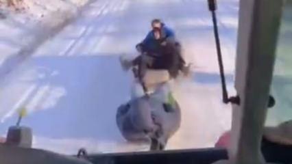 Bursa'da &ccedil;ocuklar trakt&ouml;r arkasında karın tadını &ccedil;ıkardı