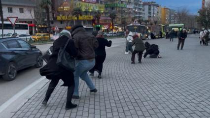 Bursa'da vatandaşlar fırtınada u&ccedil;mamak i&ccedil;in yerlere b&ouml;yle yattılar!