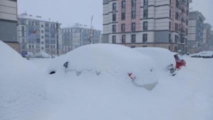 Diyarbakır&rsquo;da kar yağışı! Sebze halinde bazı &ccedil;atılar &ccedil;&ouml;kt&uuml;