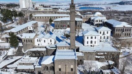 Diyarbakır&rsquo;daki tarihi yapılar beyaza b&uuml;r&uuml;nd&uuml;