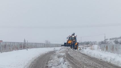Gaziantep B&uuml;y&uuml;kşehir'den k&ouml;y yollarında karla yoğun m&uuml;cadele