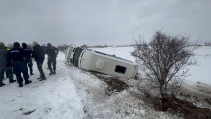 Elazığ'da karlı yolda feci kaza! Yolcu minib&uuml;s&uuml; şarampole u&ccedil;tu: 9 yaralı